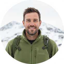 Soren Bakker, a man in his 30s, smiles confidently in a circular portrait, wearing the black FROVIK Outdoor Fleece Jacket aga